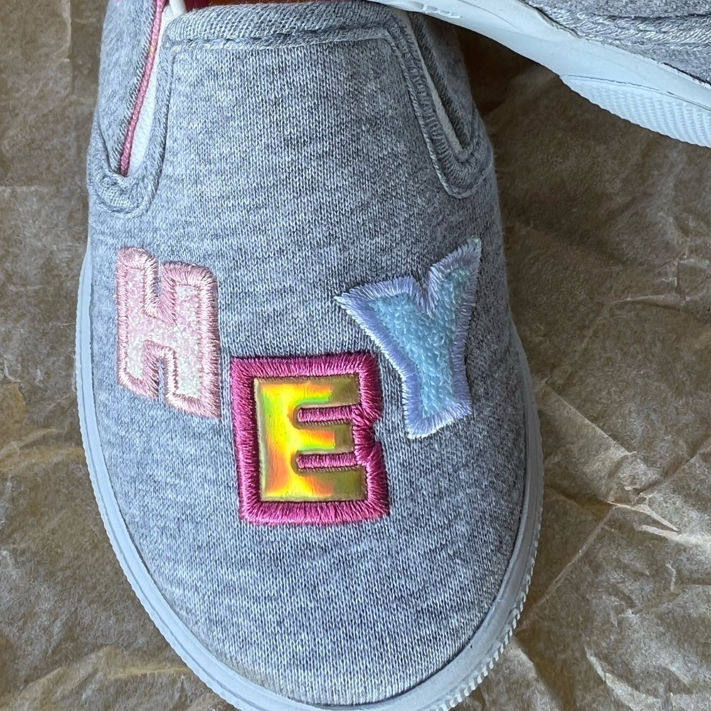 🆕 Isaac Mizrahi Loves Crayon Slip On Sneakers NWT Grey Pink SZ 6 - Picture 3 of 8